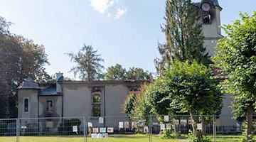 Die Ermittlungen zum Feuer in der Stadtkirche Großröhrsdorf gehen weiter. / Foto: Daniel Schäfer/dpa