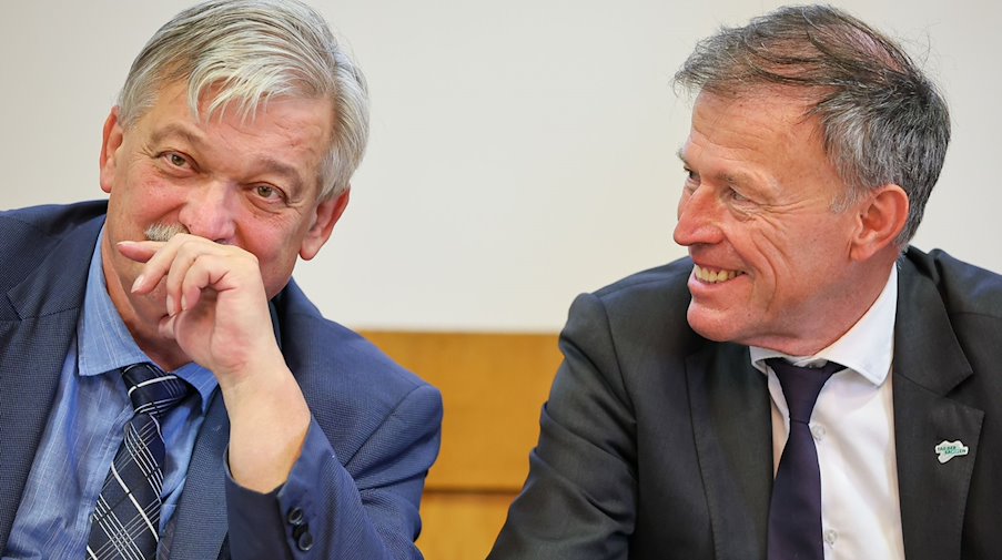 Heinrich Kohl (l, beide CDU) und Matthias Rößler (CDU) sitzen in einer Pressekonferenz. / Foto: Jan Woitas/dpa