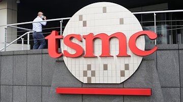 A person enters the headquarters of Taiwan Semiconductor Manufacturing Co, Ltd (TSMC) in Hsinchu / Photo by Chiang Ying-Ying/AP/dpa/Archive