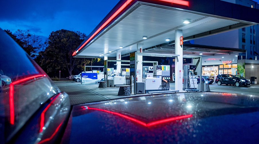 Autos stehen abends vor einer Tankstelle. / Foto: Carsten Koall/dpa/Symbolbild