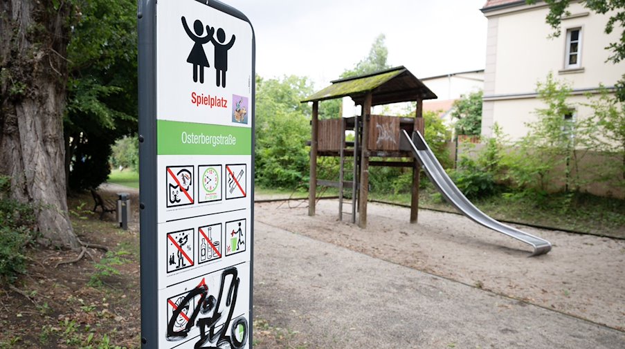 Schmierereien auf einem Spielplatz. / Foto: Sebastian Kahnert/dpa