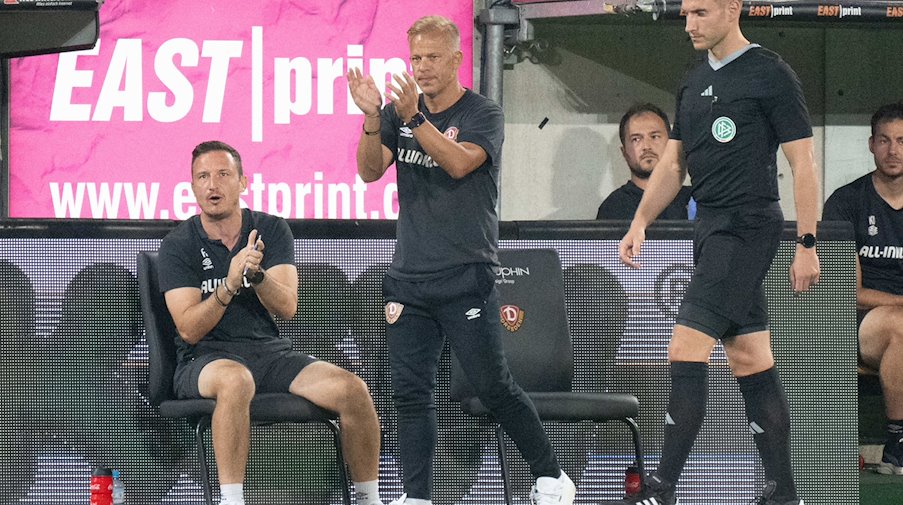 Dynamos Trainer Markus Anfang (M) applaudiert neben Florian Junge (l), Co-Trainer. / Foto: Sebastian Kahnert/dpa