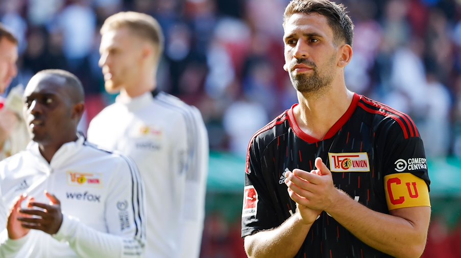 Rani Khedira (r) steht nach einem Spiel auf dem Platz. / Foto: Daniel Löb/dpa