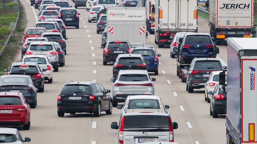 Fahrzeuge stehen auf einer Autobahn im Stau. / Foto: Mia Bucher/dpa/Symbolbild