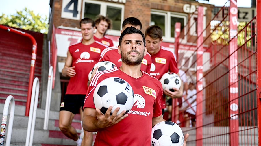 Spieler Kevin Volland kommt auf den Platz. / Foto: Britta Pedersen/dpa