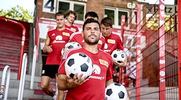 Spieler Kevin Volland kommt auf den Platz. / Foto: Britta Pedersen/dpa
