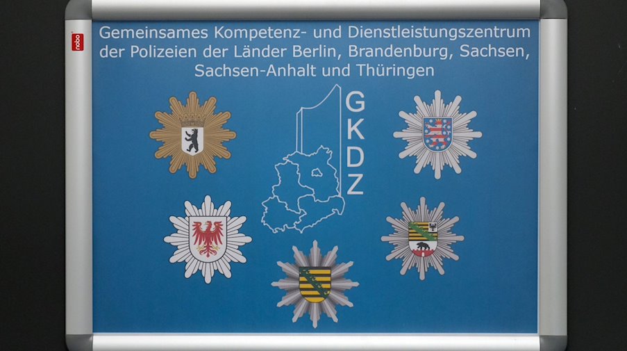 Ein Schild des Gemeinsamen Kompetenz- und Dienstleistungszentrums (GKDZ) ist an einer Tür angebracht. / Foto: Sebastian Willnow/zb/dpa