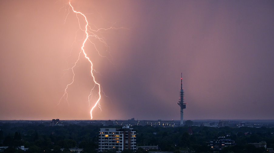Weniger Blitzeinschläge in Sachsen im Hitzesommer 2022