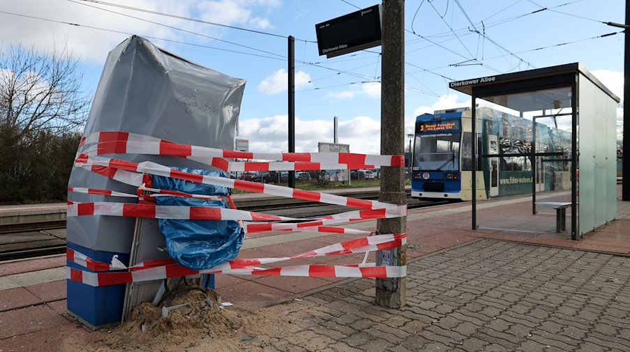 An einer Haltestelle stehen die Reste eines Fahrkartenautomaten, der gesprengt wurde. / Foto: Bernd Wüstneck/dpa/Symbolbild