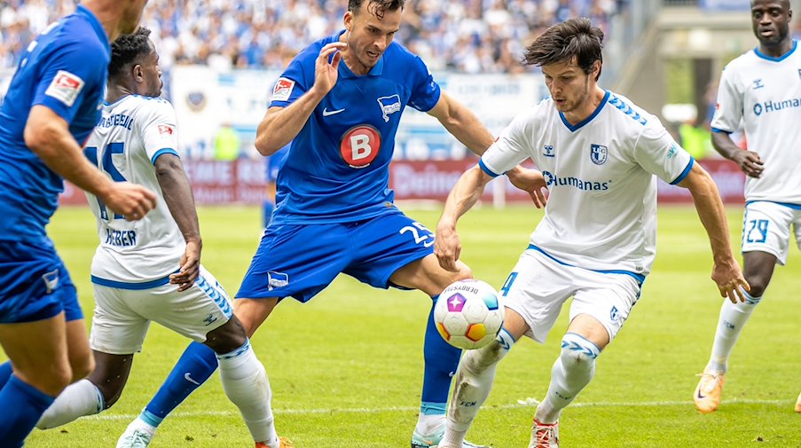 Berlin's Haris Tabakovic (l) fights for the ball against 1. FC Magdeburg's Jean Hugonet / Photo: Andreas Gora/dpa/Archivbild