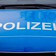 Der Polizei-Schriftzug steht auf einem Einsatzfahrzeug. / Foto: Christoph Soeder/dpa/Symbolbild