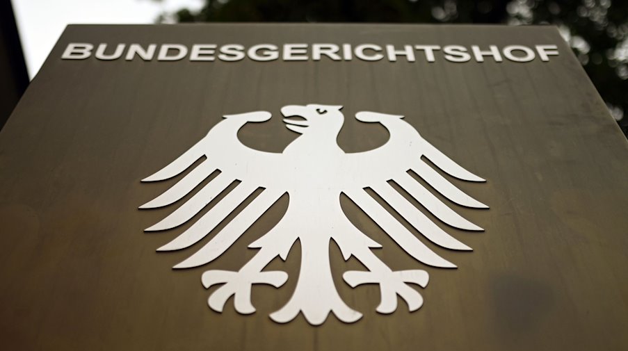 'Ein Hinweisschild mit dem Bundesadler steht vor dem Bundesgerichtshof (BGH) in Karlsruhe. / Foto: Uli Deck/dpa/Symbolbild'