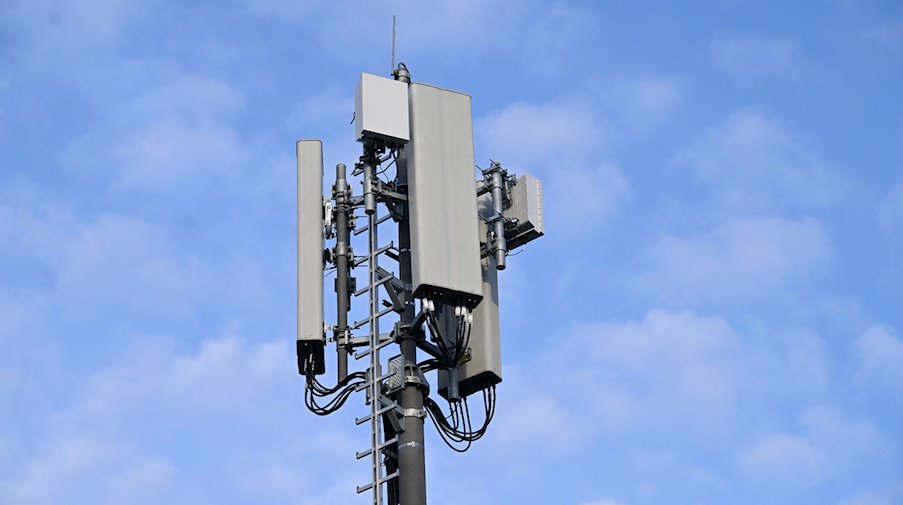 Щогла мобільного зв'язку 5G стоїть на даху багатоповерхівки / Фото: Roberto Pfeil/dpa