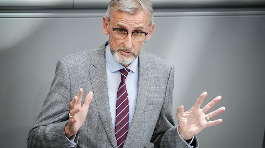Armin Schuster (CDU), Sächsischer Staatsminister des Innern, spricht im Plenum des Bundestags zu den Abgeordneten. / Foto: Kay Nietfeld/dpa