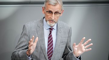 Armin Schuster (CDU), Sächsischer Staatsminister des Innern, spricht im Plenum des Bundestags zu den Abgeordneten. / Foto: Kay Nietfeld/dpa