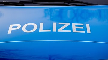 The police lettering is on an emergency vehicle. / Photo: Christoph Soeder/dpa/Symbolbild
