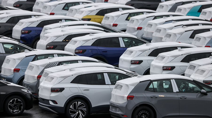 New ID.3 and ID.4 cars are parked in a parking lot at the Volkswagen plant in Zwickau, Germany / Photo: Jan Woitas/dpa-Zentralbild/dpa/Archivbild