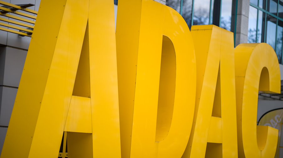 The lettering of the automobile club ADAC stands in front of a building. / Photo: Daniel Karmann/dpa/Archivbild