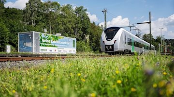 Con una estación de carga, los expertos del campus de investigación ferroviaria SRCC quieren ayudar a que el cambio de trenes diésel a trenes de baterías despegue. / Foto: Max Lautenschläger/DB Energie GmbH/dpa