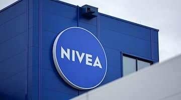 Das Logo von „Nivea“ hängt am neuen Werk von Beiersdorf. / Foto: Jan Woitas/dpa
