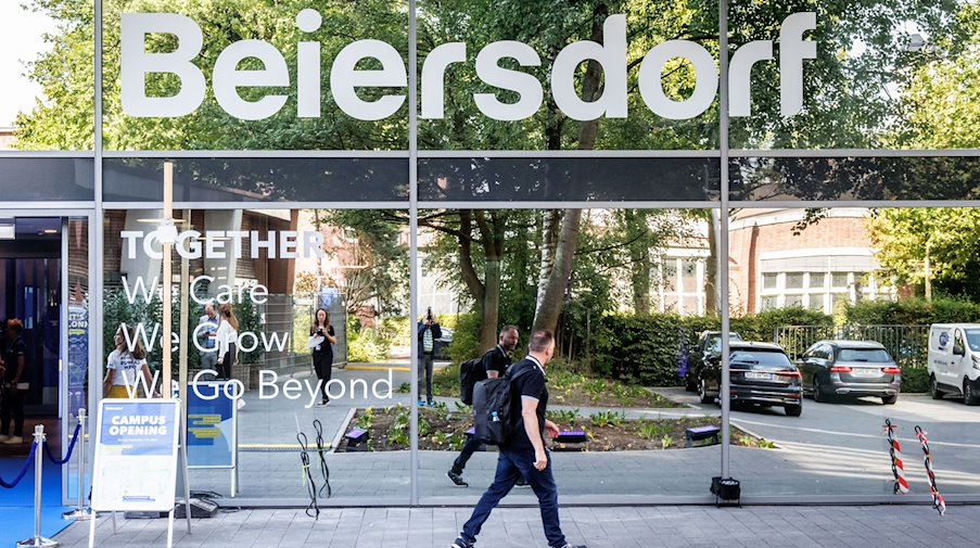 The words "Beiersdorf" can be read above the entrance to the Group's headquarters. / Photo: Markus Scholz/dpa