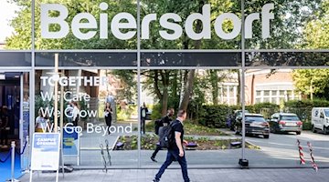 Der Schriftzug "Beiersdorf" ist über dem Eingang der Konzernzentrale zu lesen. / Foto: Markus Scholz/dpa