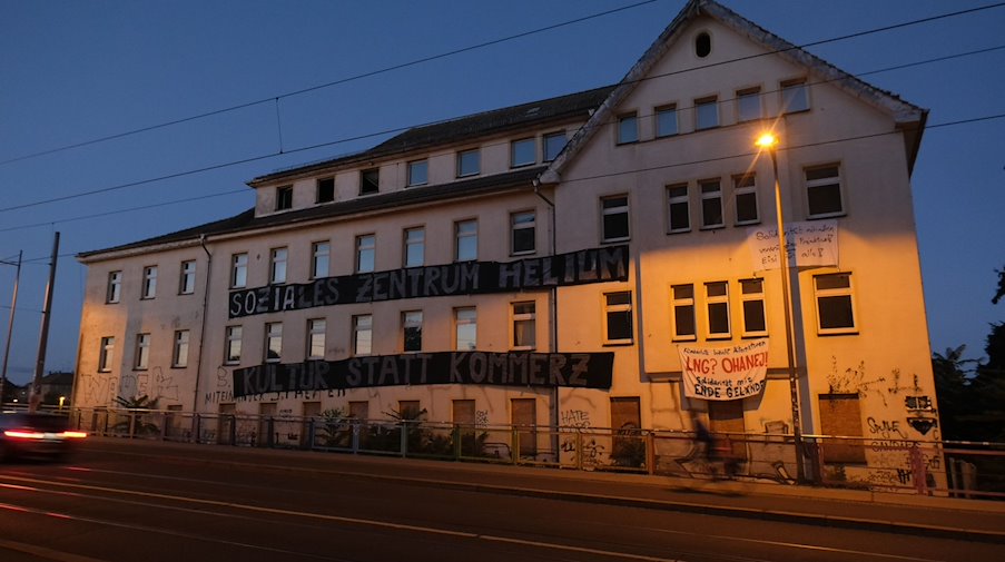 Linke Aktivisten haben das Gebäude besetzt. / Foto: Sebastian Willnow/dpa