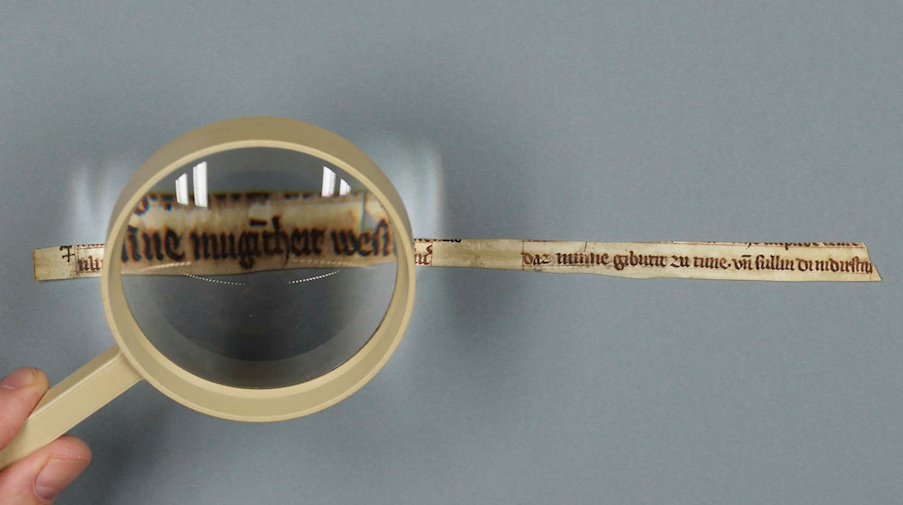 In der Universitätsbibliothek Leipzig wurden Reste der ältesten bekannten Handschrift mit einem Text von Meister Eckhart gefunden. / Foto: Olaf Mokansky/Universitätsbibliothek Leipzig/dpa