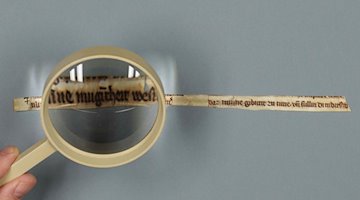 In der Universitätsbibliothek Leipzig wurden Reste der ältesten bekannten Handschrift mit einem Text von Meister Eckhart gefunden. / Foto: Olaf Mokansky/Universitätsbibliothek Leipzig/dpa