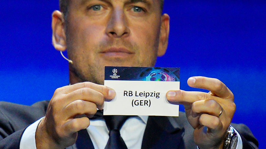 Der ehemalige englische Fußballspieler Joe Cole zeigt das Los von RB Leipzig. / Foto: Daniel Cole/AP/dpa
