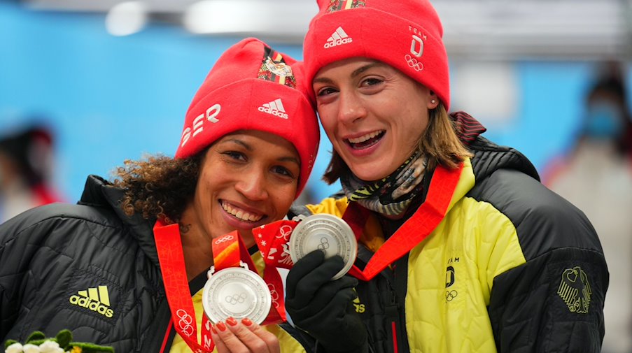 Mariama Jamanka (l) and Alexandra Burghardt of Germany cheer with their silver medal / Photo: Michael Kappeler/dpa/Archivbild