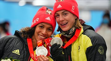 Mariama Jamanka (l) und Alexandra Burghardt aus Deutschland jubeln mit ihrer Silbermedaille. / Foto: Michael Kappeler/dpa/Archivbild
