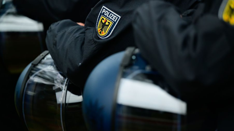 Polizisten der Bundespolizei mit ihren Helmen. / Foto: Philipp Schulze/dpa/Symbolbild