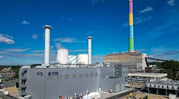 Vista de la nueva planta de cogeneración de motores (l) del proveedor de energía eins en el emplazamiento Heizkraftwerk Nord. / Foto: Jan Woitas/dpa