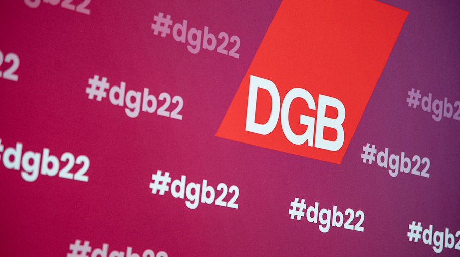 The logo of the German Trade Union Confederation (DGB) at a DGB national congress. / Photo: Fabian Sommer/dpa/symbol