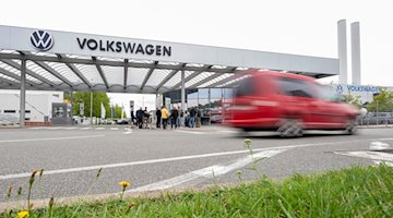 Blick auf das Tor von Volkswagen Sachsen am Standort Zwickau. / Foto: Hendrik Schmidt/dpa