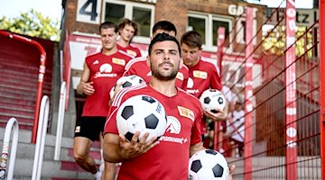 FC Union Berlin player Kevin Volland comes onto the pitch / Photo: Britta Pedersen/dpa