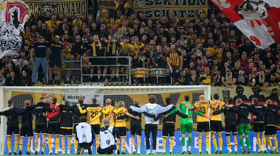 Los jugadores del Dynamo animan ante el K-Block tras la victoria / Foto: Robert Michael/dpa