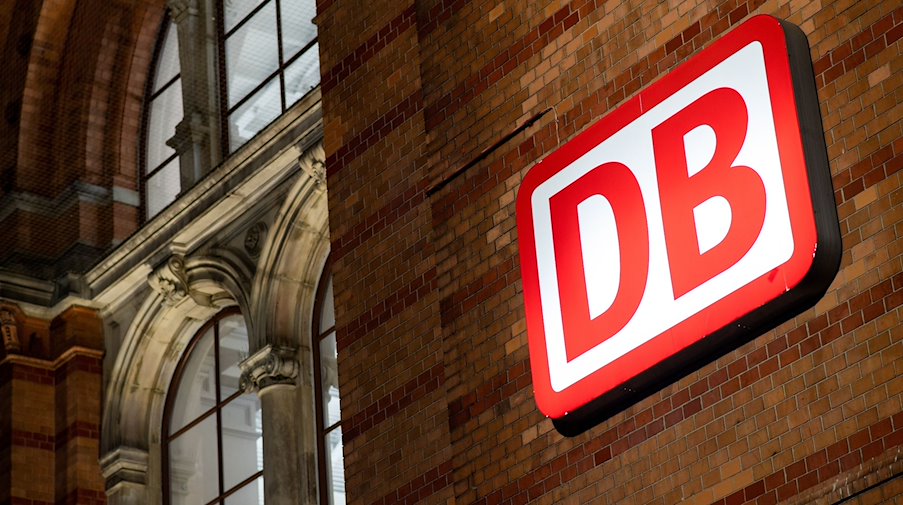The Deutsche Bahn (DB) logo / Photo: Hauke-Christian Dittrich/dpa/iconic image