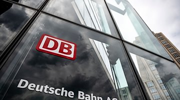 Las letras con el logotipo están en la sede de Deutsche Bahn en Berlín / Foto: Fabian Sommer/dpa/Symbolbild