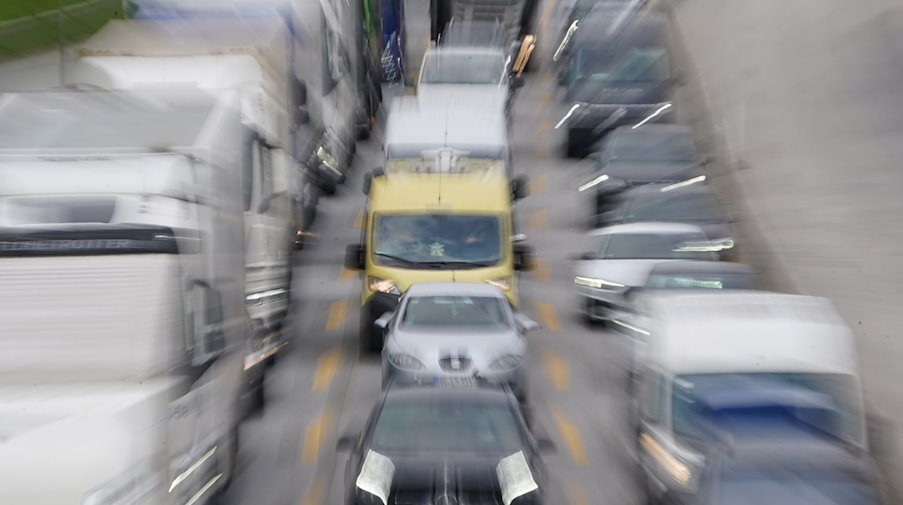 Vehicles jam on a highway / Photo: Marcus Brandt/dpa/Symbolbild