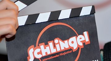 كلابس حبال الفيلم تحمل عبارة «شلينجل»، تم التقاط الصورة في مهرجان السينما للأطفال والشباب «شلينجل»
