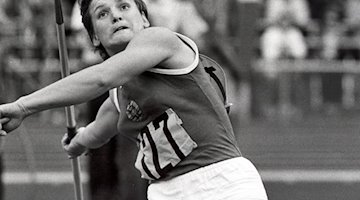 The former GDR javelin thrower Ruth Fuchs sets throw and wins. / Photo: dpa/dpa/archive image