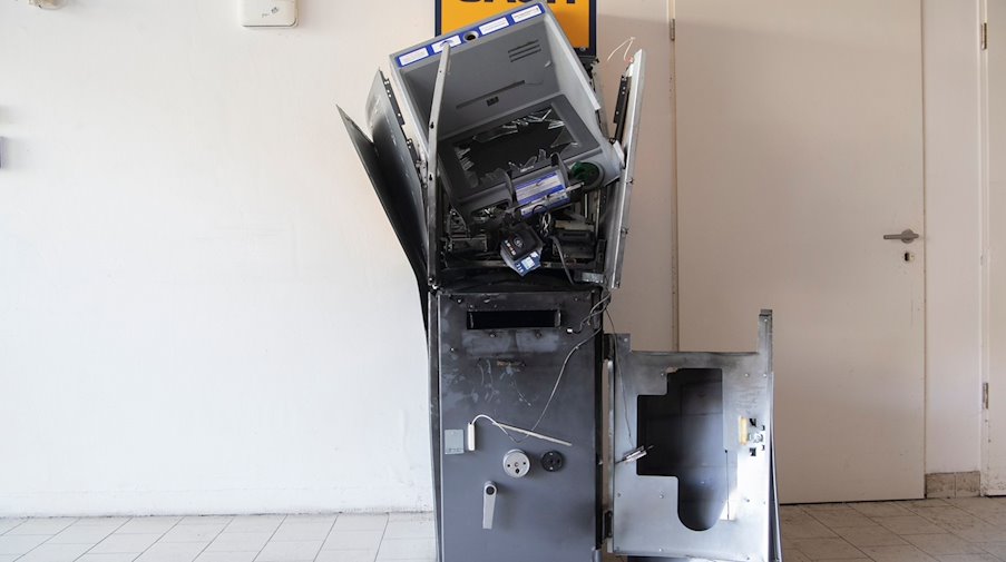 Blick auf einen zerstörten Geldautomaten. / Foto: Paul Zinken/dpa/Symbolbild