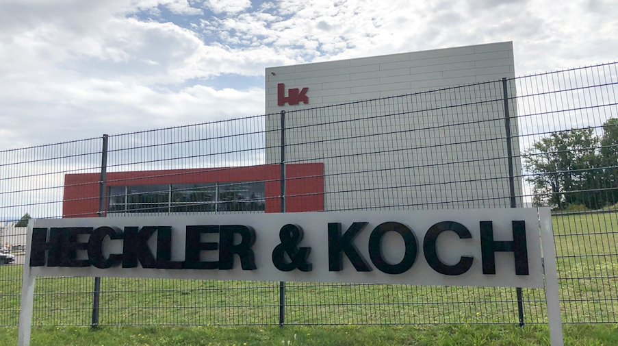 يظهر شارة اسم الشركة على مدخل شركة تصنيع الأسلحة Heckler & Koch. / صورة: وولف فون ديفيتز / دبليو دبليو دبليو / صورة أرشيفية