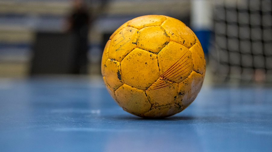 A handball lies in front of a goal. / Photo: David Inderlied/dpa/Symbolbild