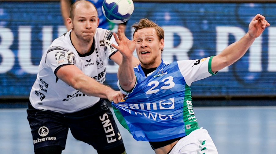 Janus Dadi Smarason kämpft um den Ball. / Foto: Axel Heimken/dpa