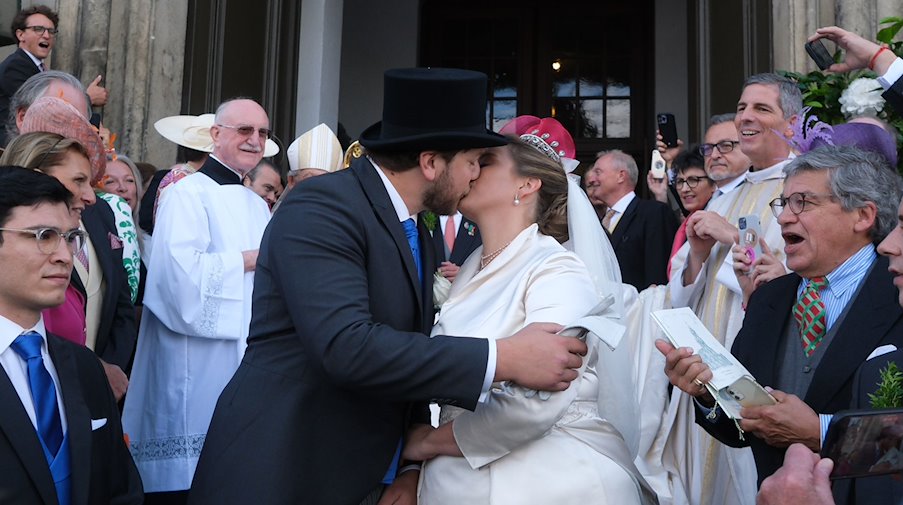 Maria Teresita Prinzessin von Sachsen und Beryl Alexandre de Saporta küssen sich nach der Trauung. / Foto: Sebastian Willnow/dpa