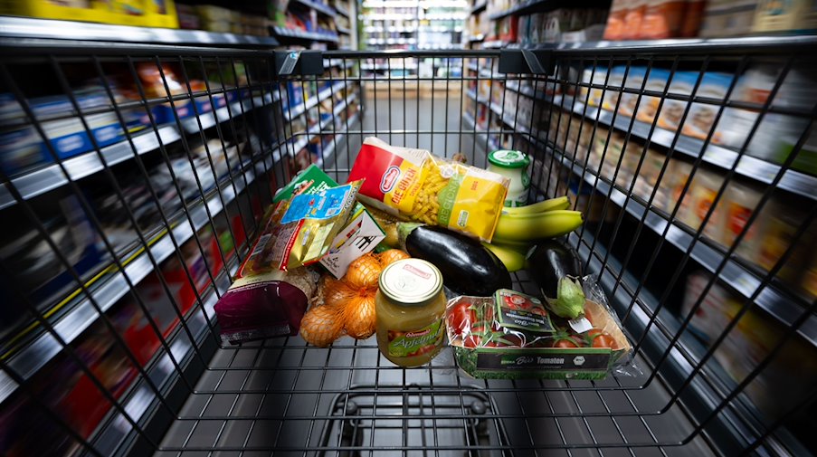 Various groceries lie in a shopping cart. / Photo: Sven Hoppe/dpa/iconic image