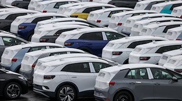New ID.3 and ID.4 cars are parked in a parking lot at the Volkswagen plant in Zwickau, Germany / Photo: Jan Woitas/dpa-Zentralbild/dpa/Archivbild